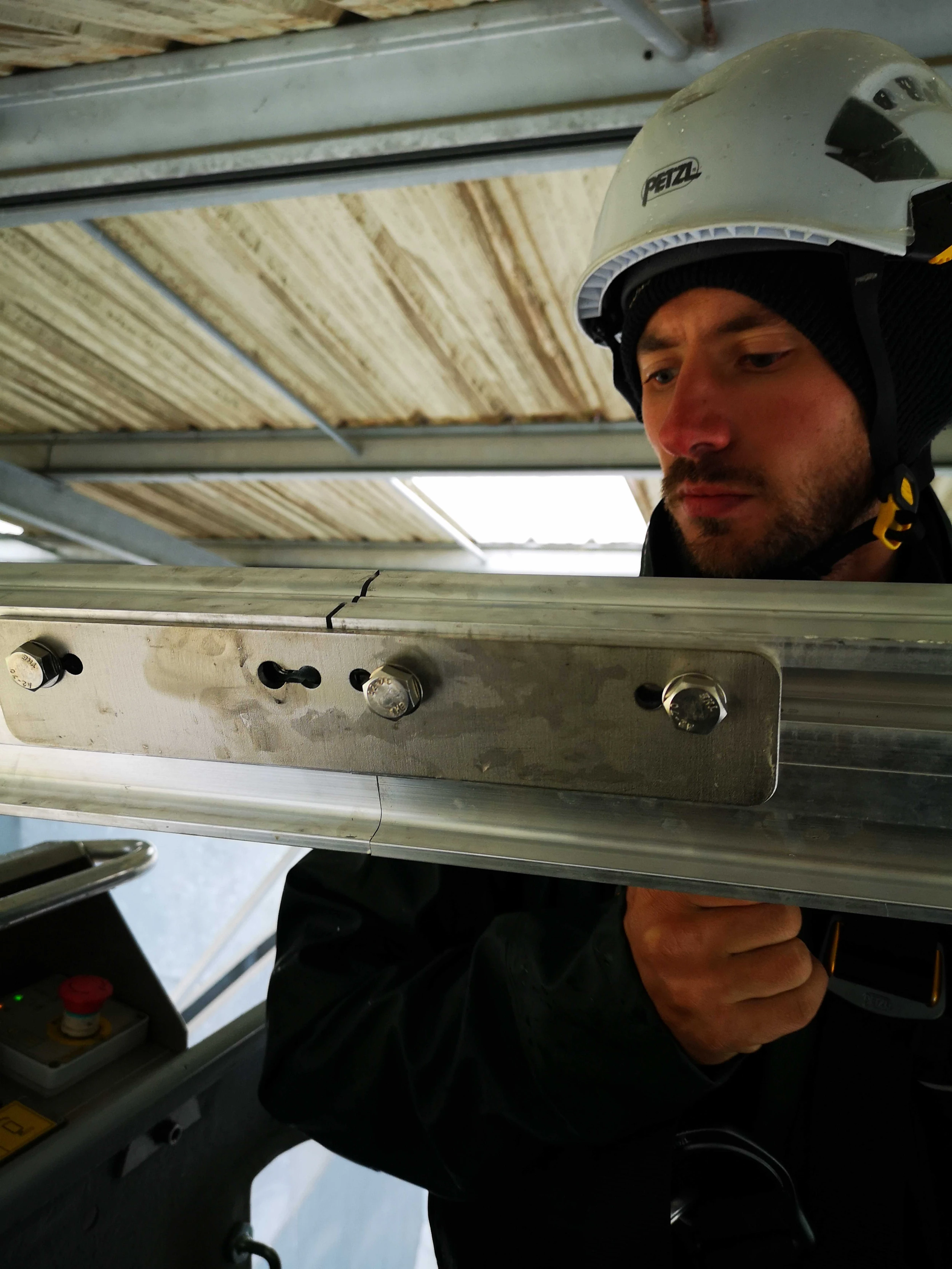 Intervention de cordistes MS Access pour une ligne de vie bien en place chez CDC MEDOC ESTUAIRE à Arsac (industrie) – 1